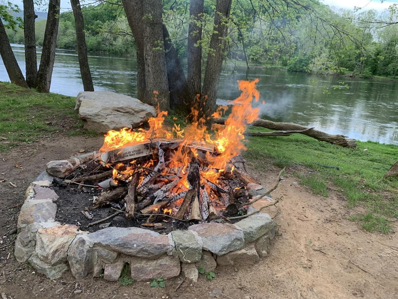 Bear Valley- Riverfront With Hot Tub! Luray Exterior photo