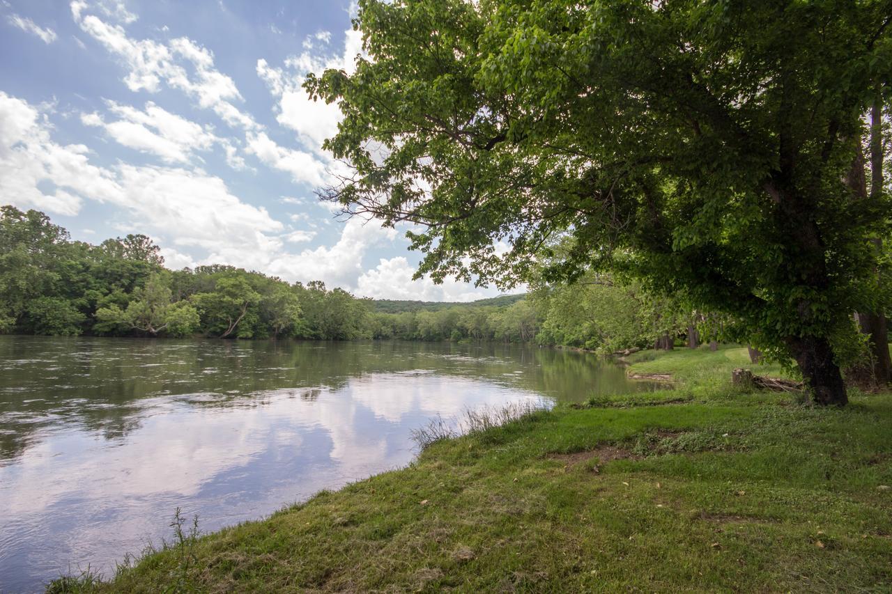 Bear Valley- Riverfront With Hot Tub! Luray Exterior photo