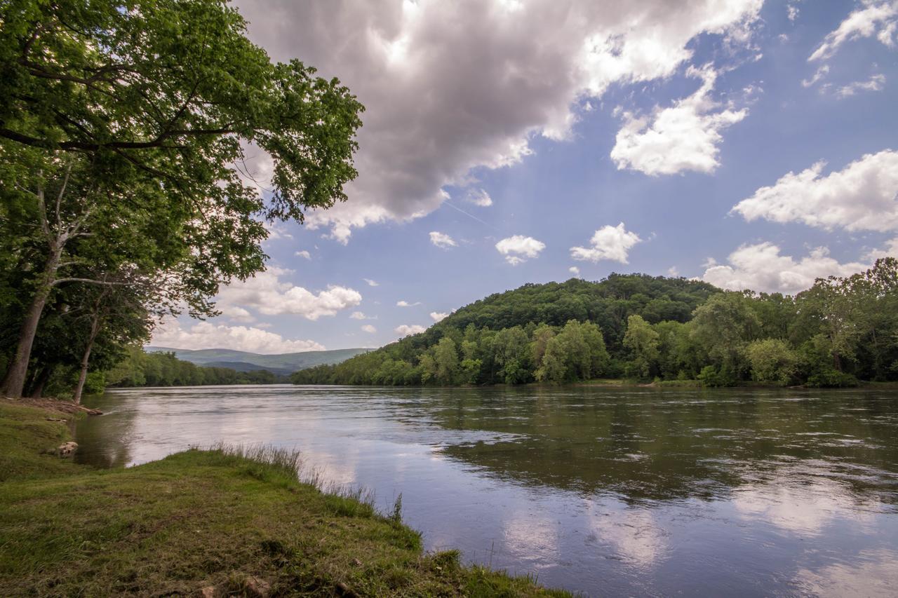 Bear Valley- Riverfront With Hot Tub! Luray Exterior photo